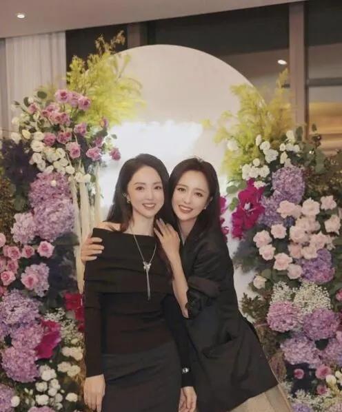 董璇再婚，佟丽娅作伴，这对闺蜜情太好哭2025年7月，46岁的董璇在山西大同低