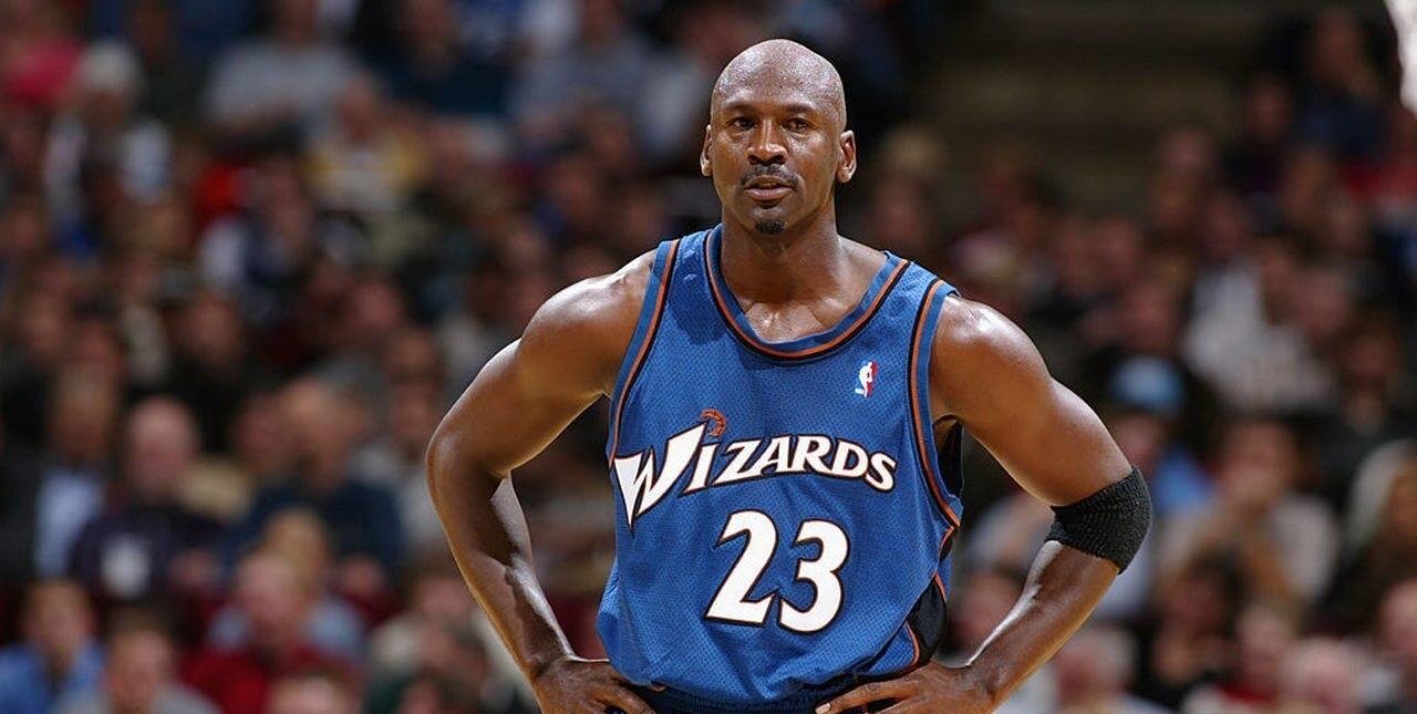 詹姆斯不走了一位NBA高管近日透露：詹姆斯不会离开湖人，除非情况完美，他不想像