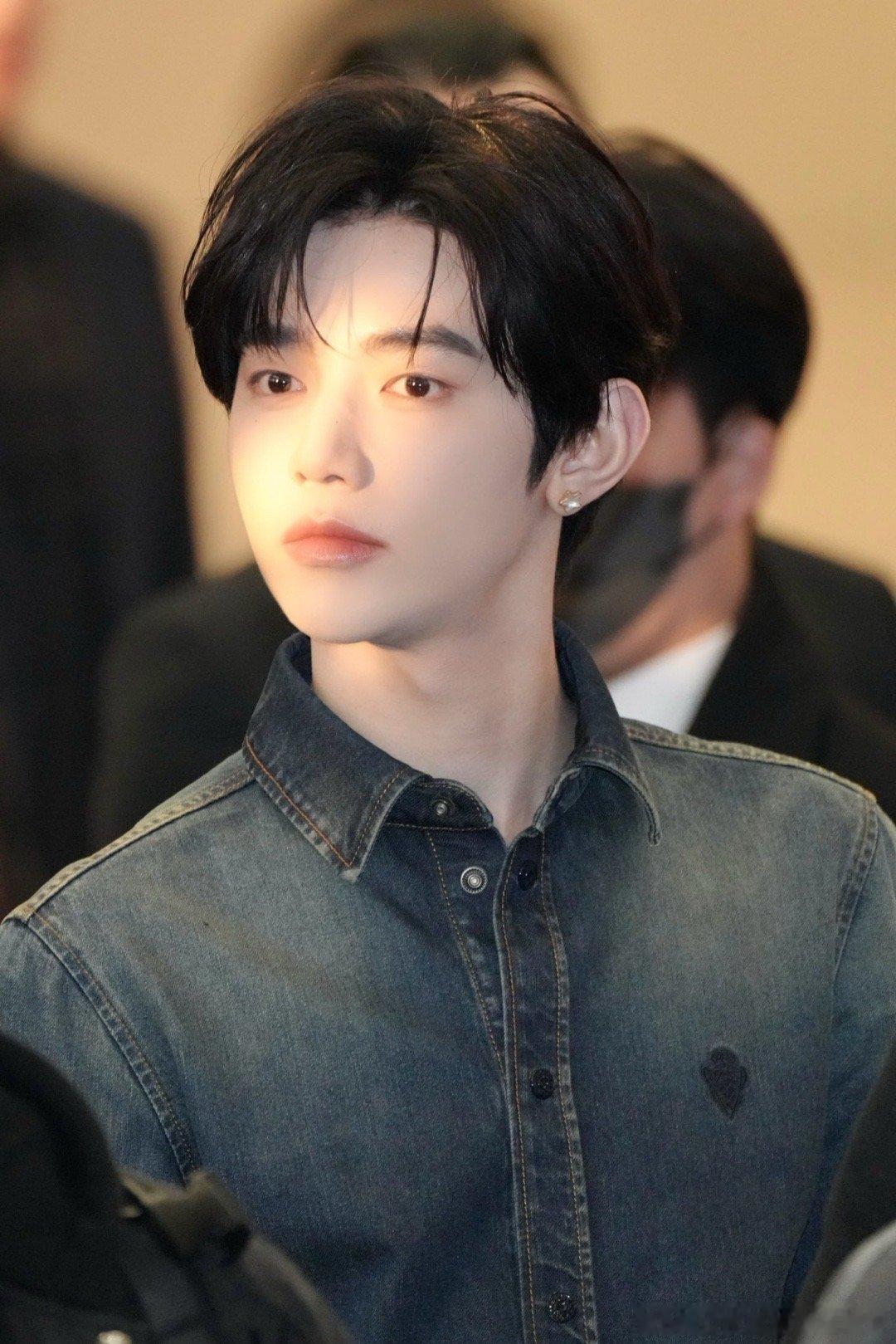 章昊今天除夕机场路透，造型都来自Gucci