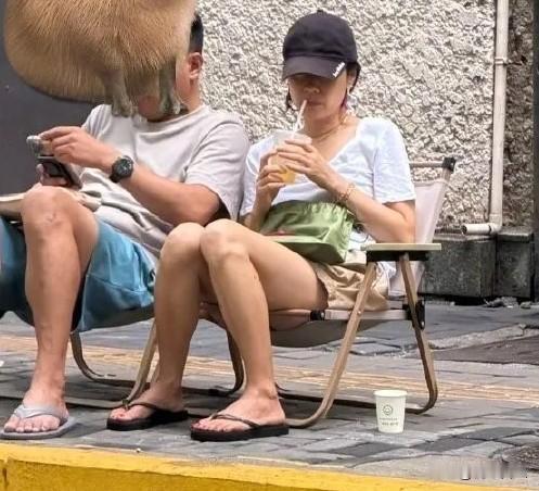 马伊琍可能又谈恋爱了她整个人太松弛了人字拖雷霆耳环和旧包包，和男友一起坐在街