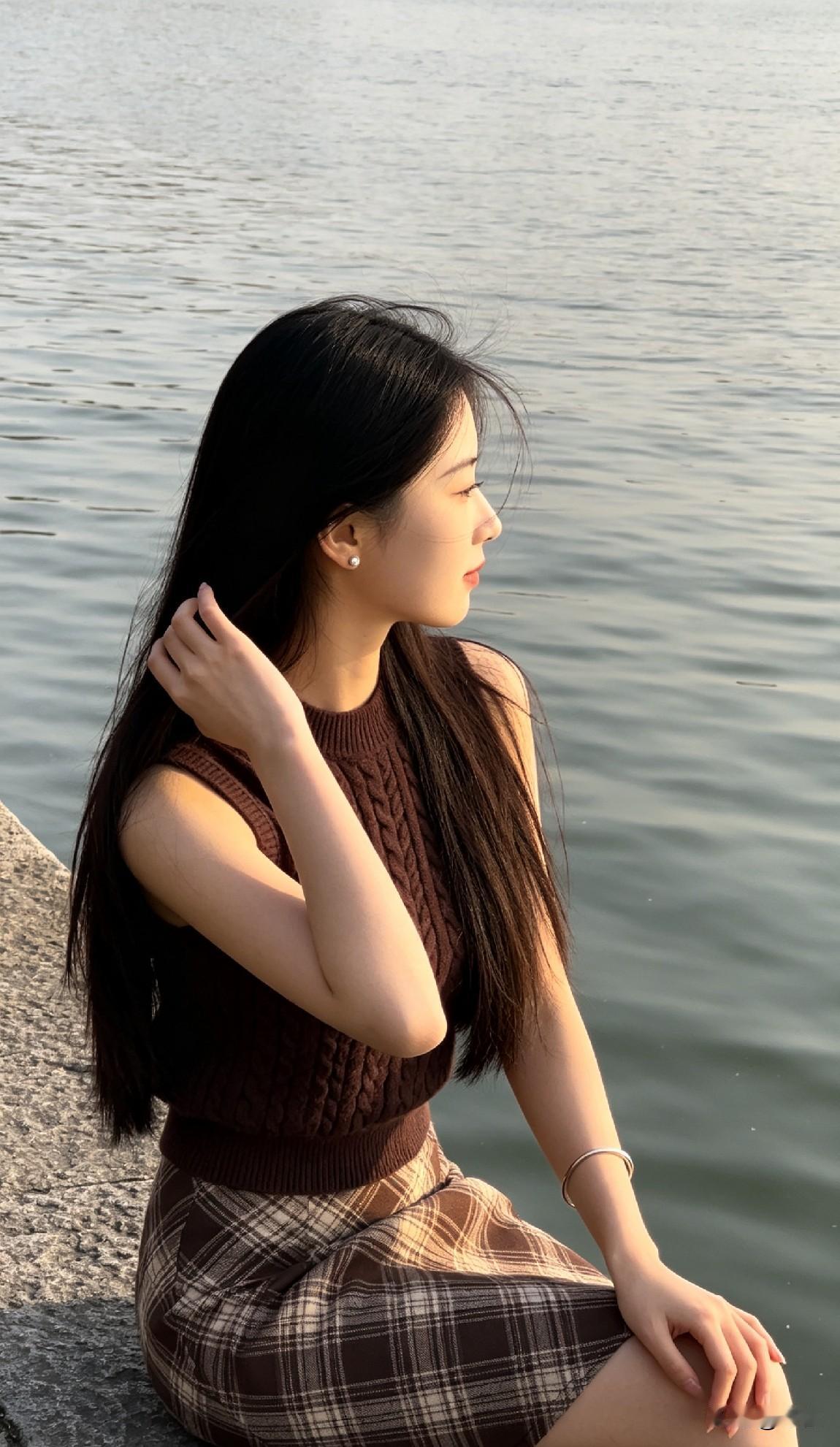 生活总是行色匆匆我们总在不停赶路偶尔也停下来吧，吹一吹湖边的风放慢生活步伐