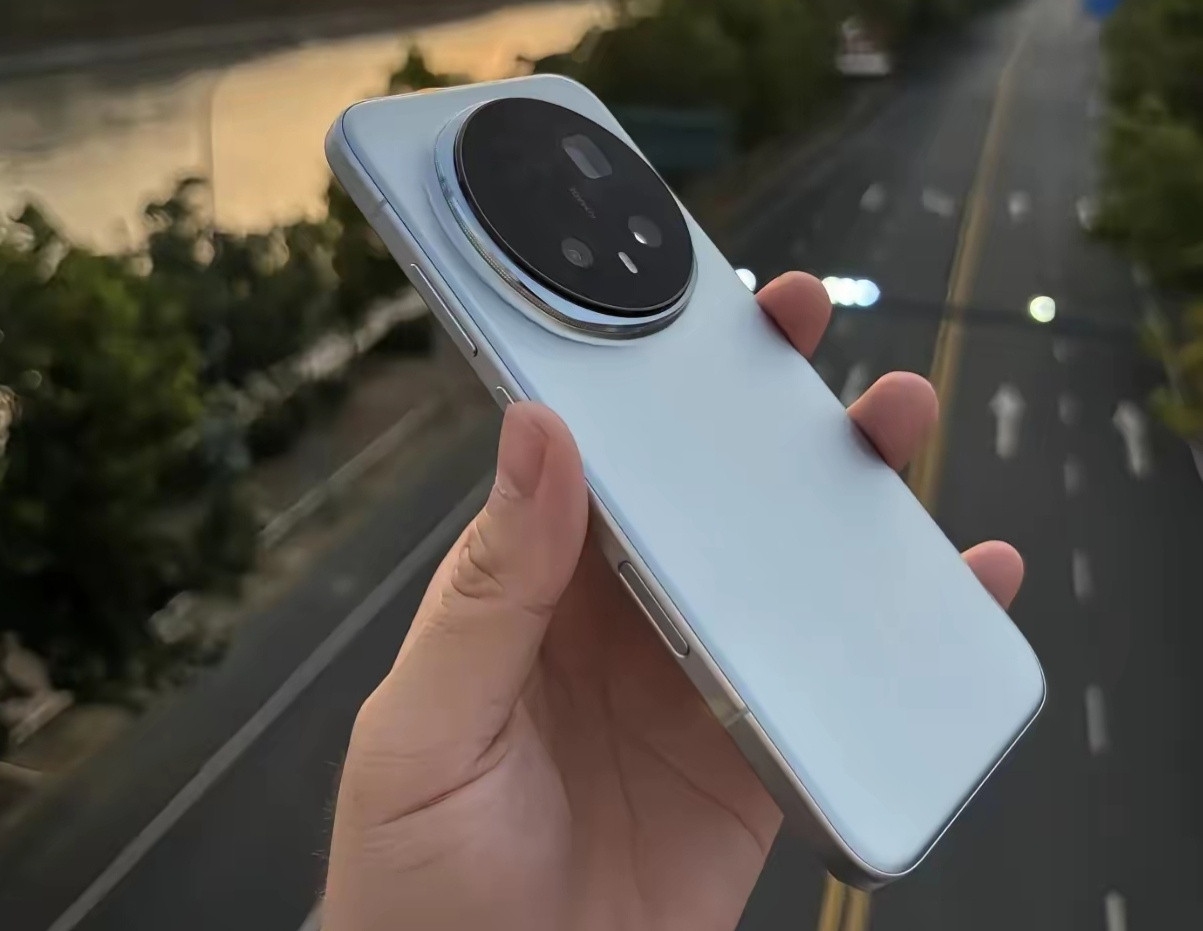 荣耀Magicicon8拿到手了！该说的不该说的都是说两句吧！手感比想象中的好太