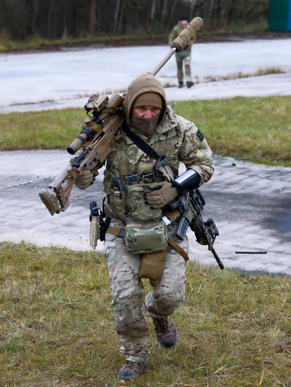 俄乌战争让美国深刻认识到狙击手的价值。2025年11月18日，一支狙击手小组在