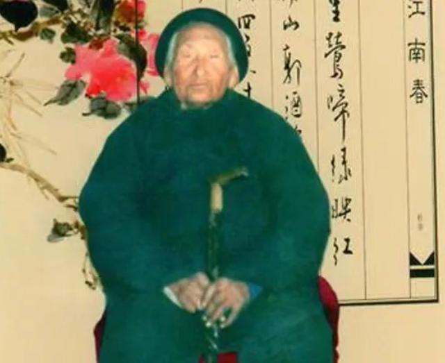 1941年，一八路军干部被伪军便衣队五花大绑，要押进城审问。谁知，刚走到城门口，