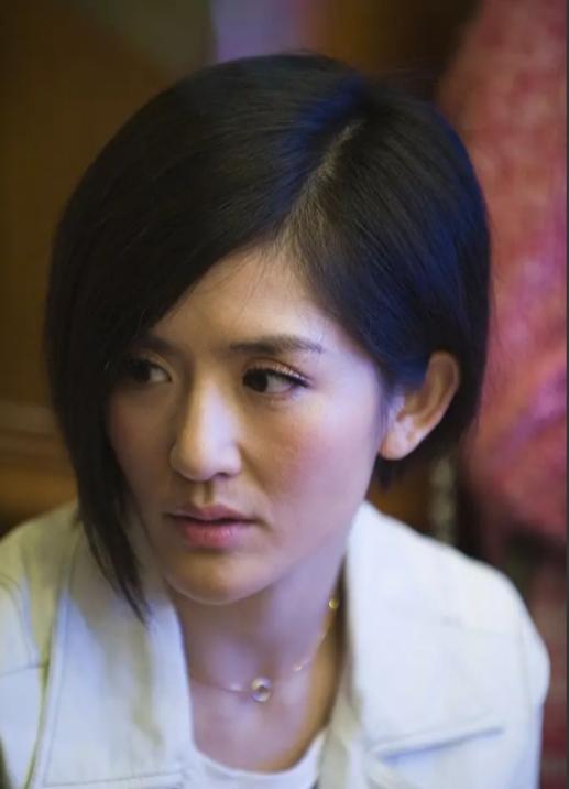 一次，谢娜在包文婧那借了3万澳元，后来还给她3万人民币，包文婧闷闷不乐，直接问她