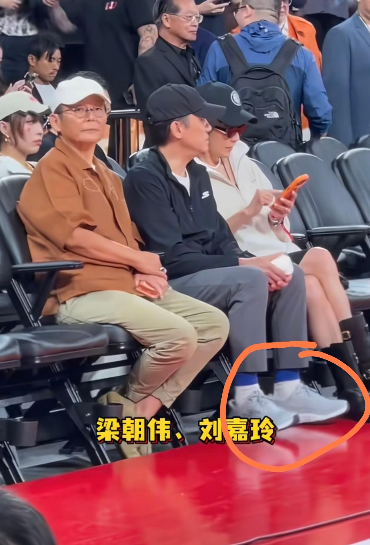 看得出来梁朝伟年纪大了不抗冻了，这个不冷不热的天气竟然都已经穿上秋裤了。在刚刚举
