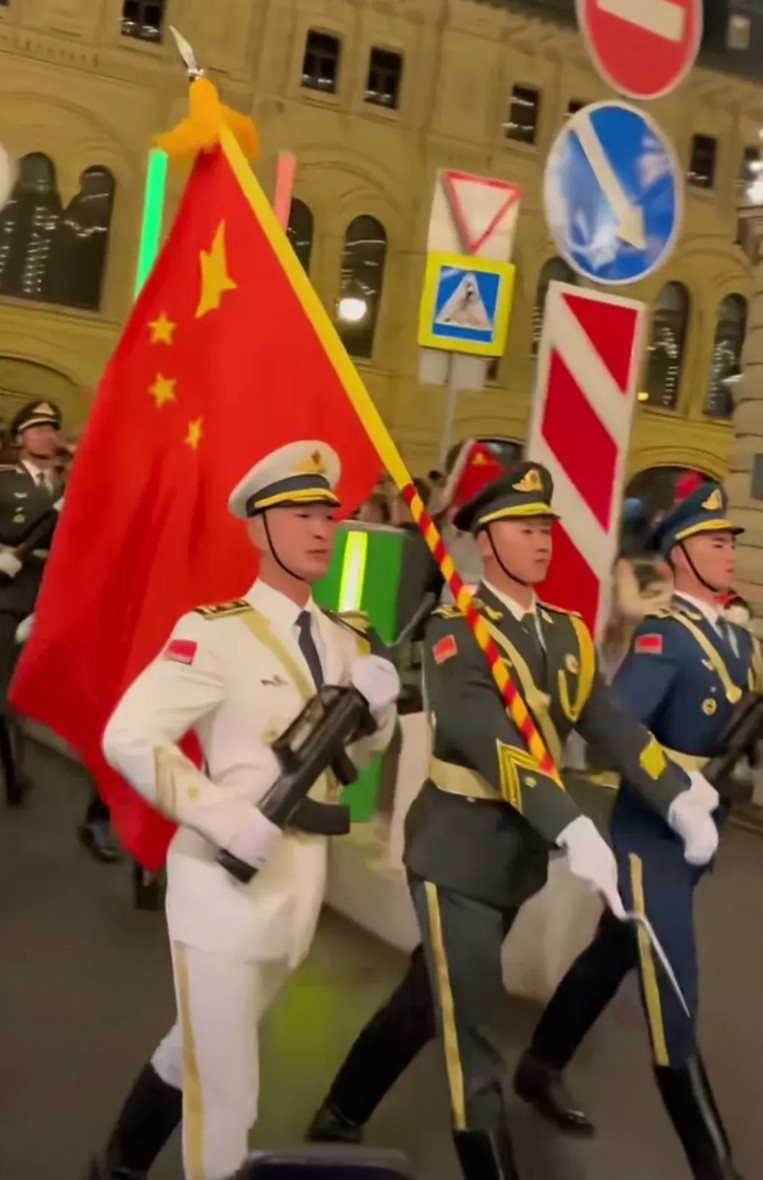 莫斯科的广场阅兵主要是对反法西斯战线的纪念，觉得吧，像英国，法国，美国也应派仪仗