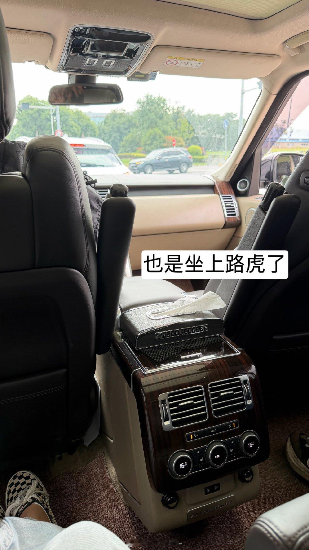 一下午也是相当的精彩还被我在4s店门口随便搭到一台路虎（感谢好心大哥载我一程）​