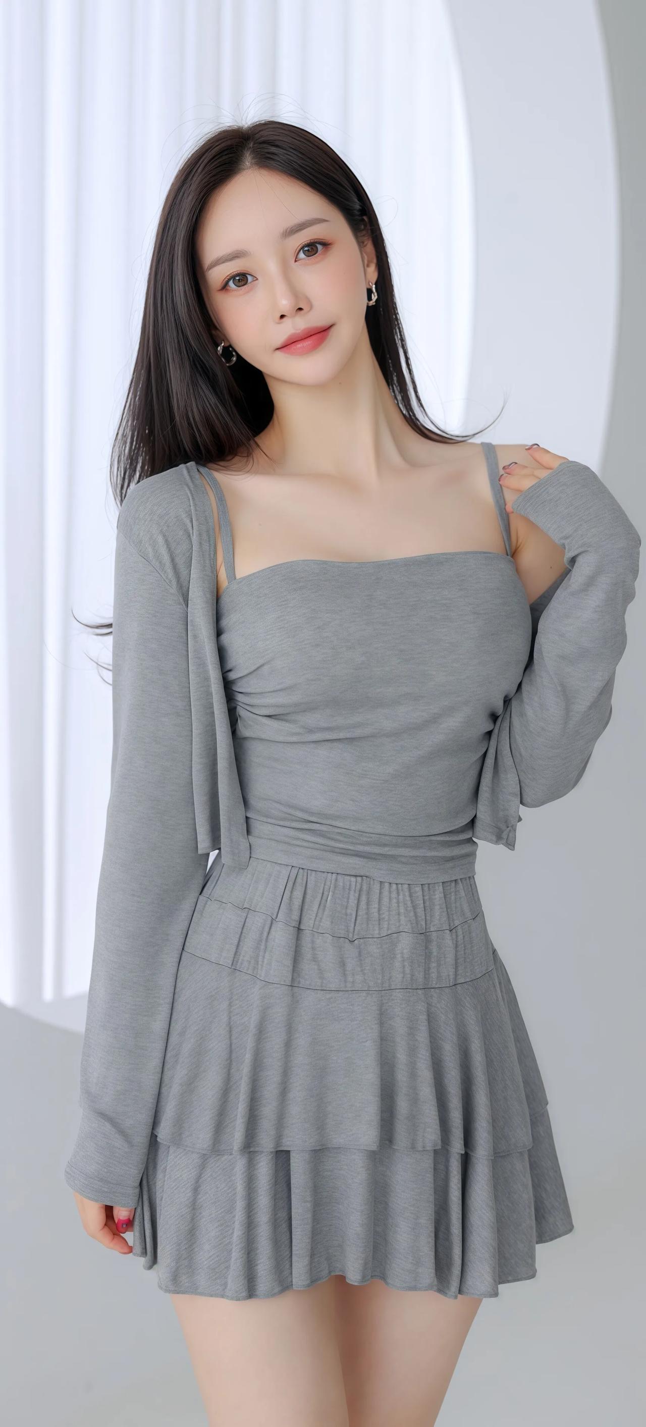 气质优雅，灰色连衣裙搭配长袖，尽显温柔魅力！