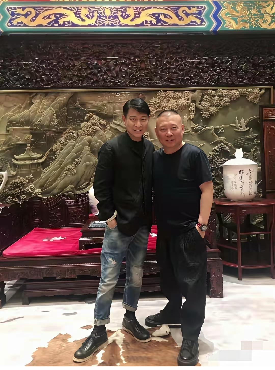 我想知道他俩后面的杯子是用来喝水的吗？