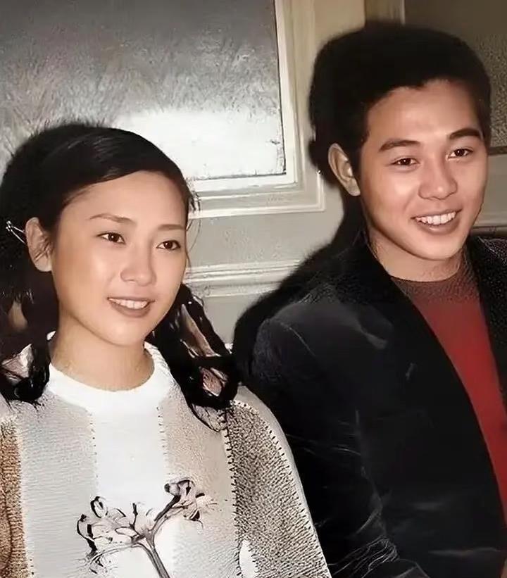 大家千万别被李连杰表象给骗了！别看大女儿结婚他开心，其实他这会儿估计郁闷着呢