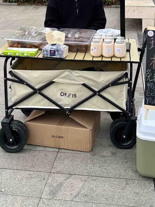 我去过很多地方，见过形形色色的人，有一个感触：买东西尽量去年轻人摊位上去买，他们