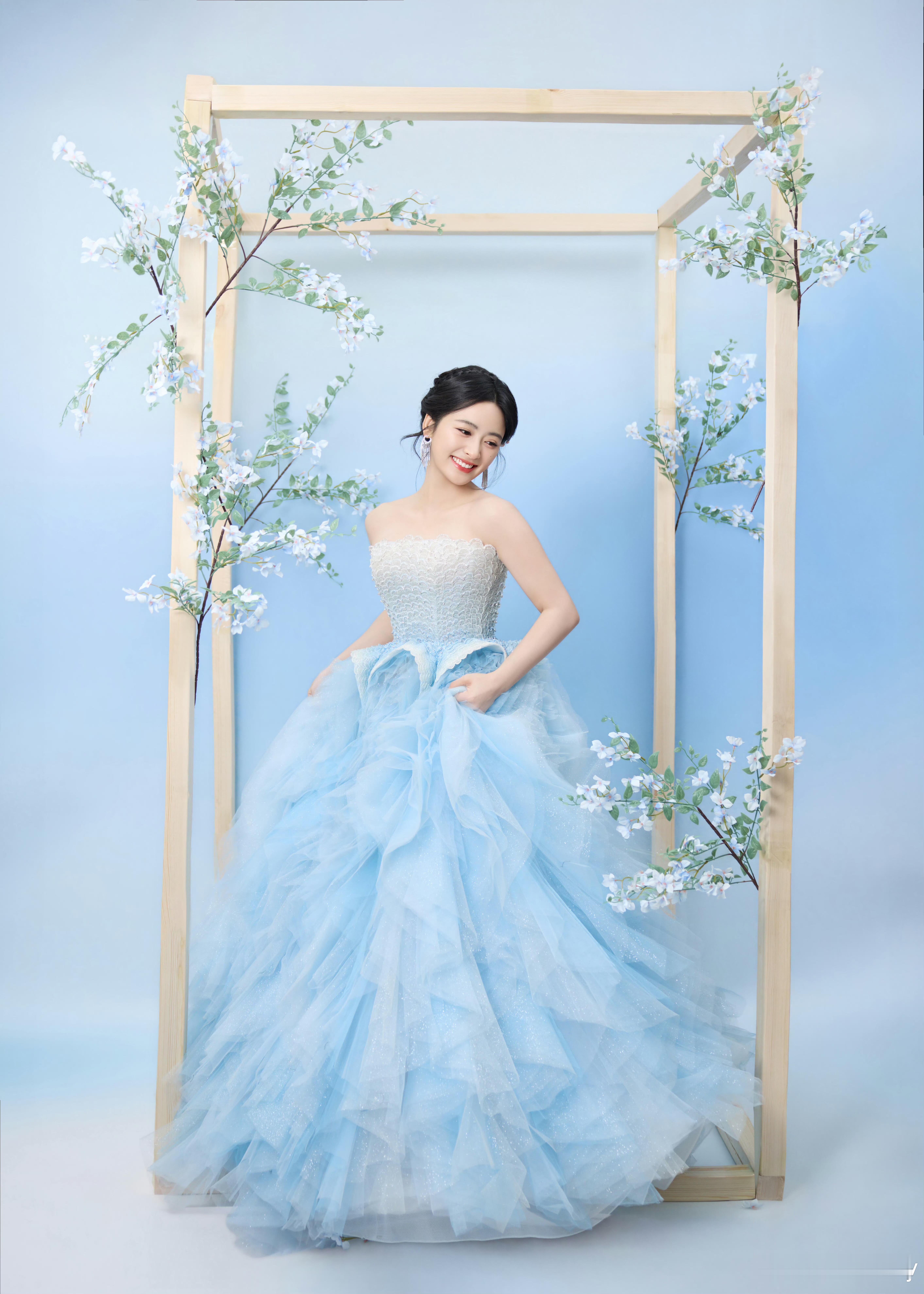 沈月沈月｜2025国剧盛典红毯沈月亮相国剧盛典，她身着淡蓝色抹胸礼服裙：上身的精