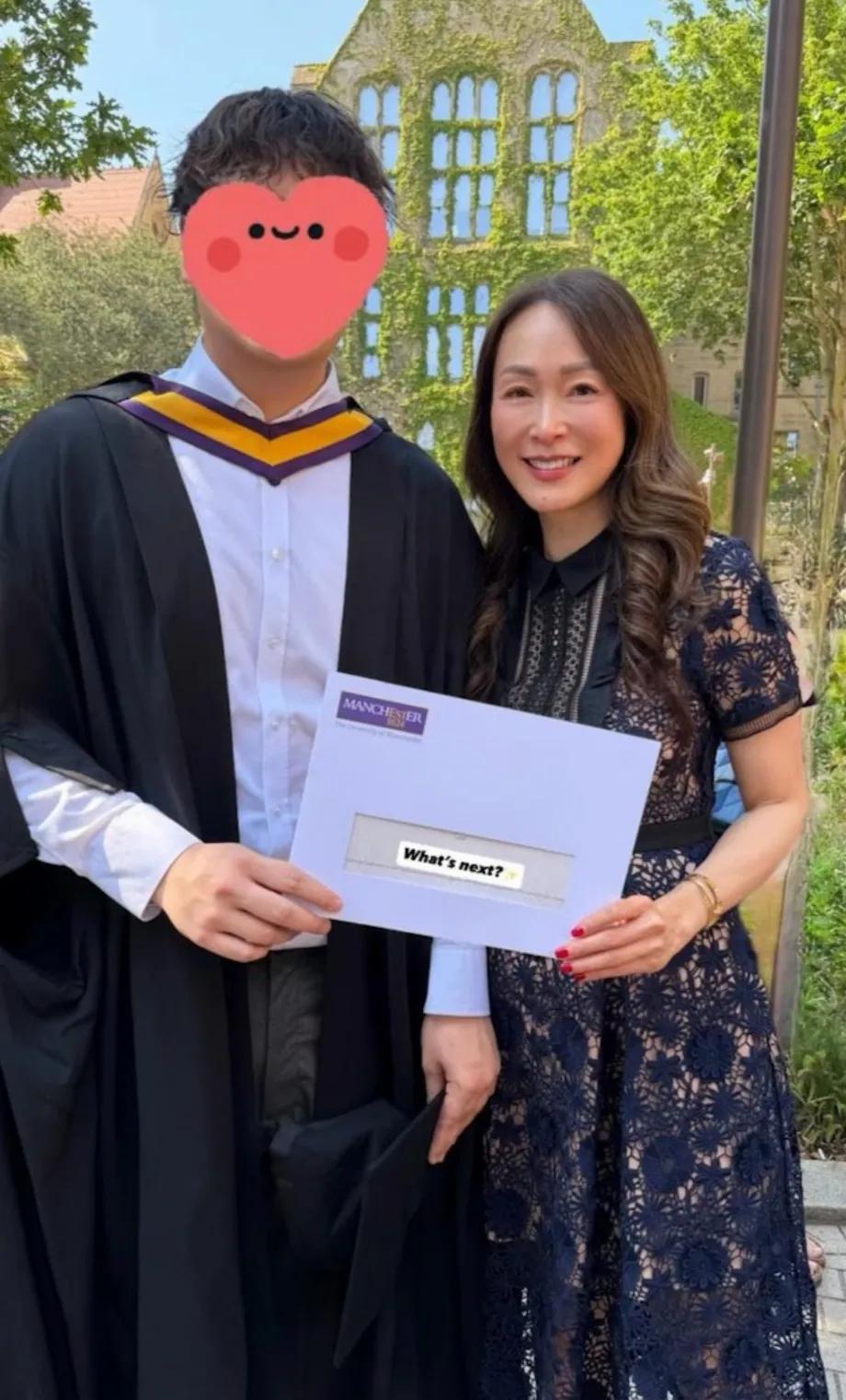 “长孙皇后”童爱玲到英国参加儿子大学毕业典礼，22岁爱子是身高超1米9的学霸！