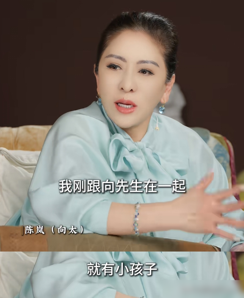 向太亲口承认，年轻时为男人堕过胎，怕感情不稳不敢用孩子逼婚。到了郭碧婷这儿，风向全变了。早几年直播里