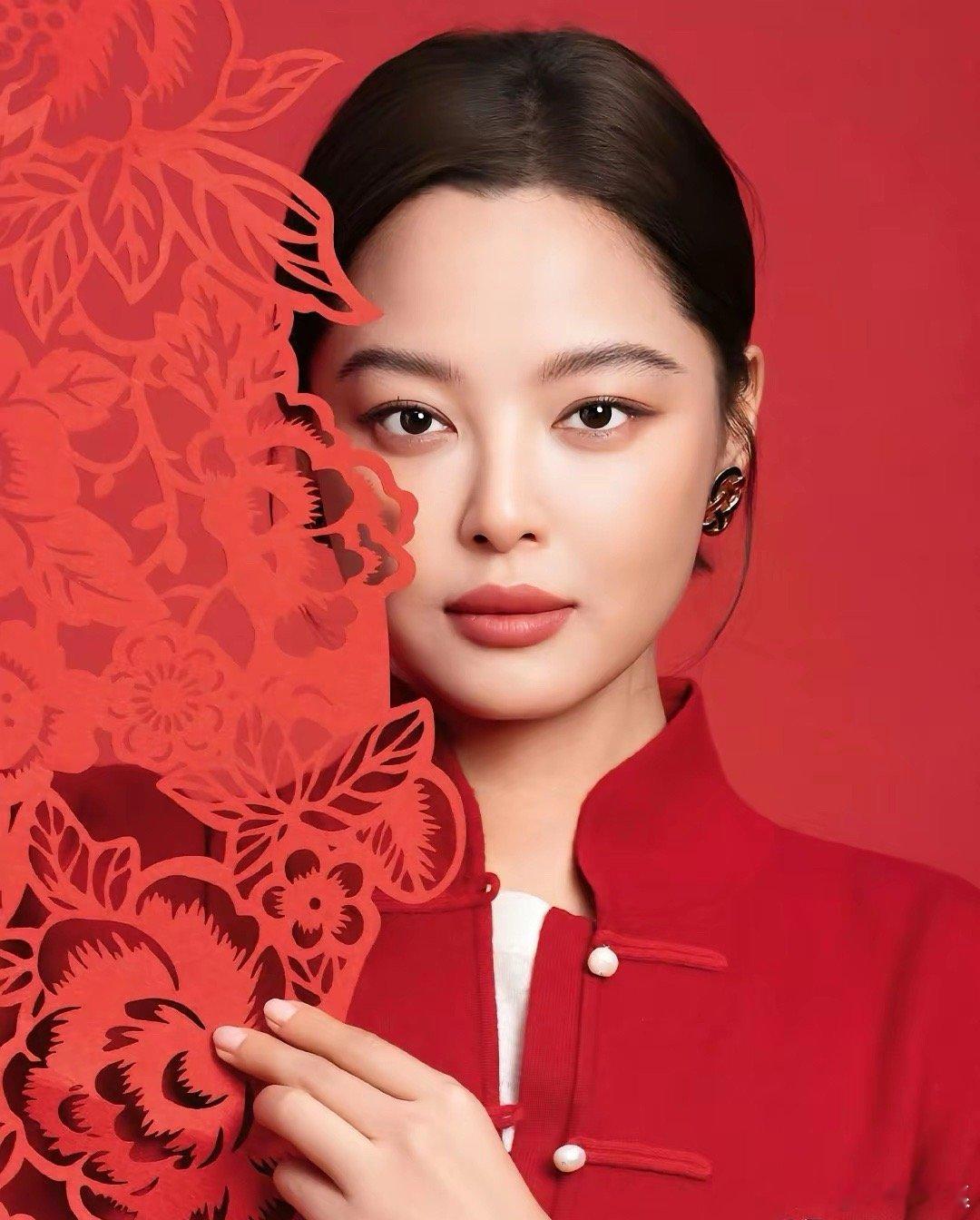 辛芷蕾，让整个娱乐圈羡慕了！10日，辛芷蕾传来一个大好消息，内娱还在争时尚杂志封