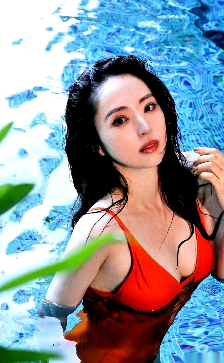 我真的两眼一黑。点开热搜，董璇，46岁，泳池。就这三个词，我脑子里已经有画面