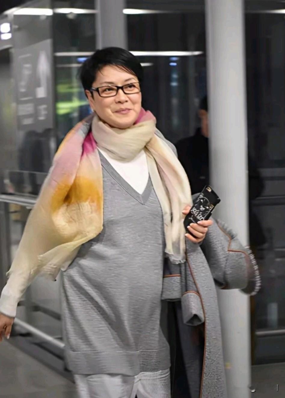 62岁毛阿敏发福明显，素颜的五官就像路人，没有了往日舞台上的风采，明星范儿全无了