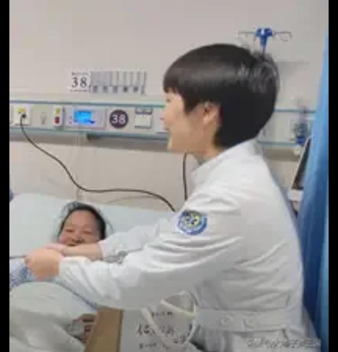 都说曾医生挺可怜的，一个44岁的副高专家还只穿着十几块的廉价丝绸睡衣，但是大家没