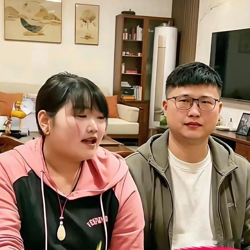 坐拥超高人气的大衣哥一家人一举一动都备受网友热议，近日其女儿朱雪梅正式现身直播间