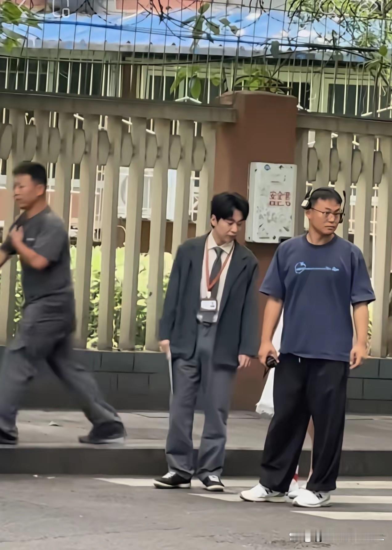 路人偶遇郭麒麟拍戏，郭麒麟哪里有这么矮个子啊！郭麒麟资源不错，总有剧本可接，如