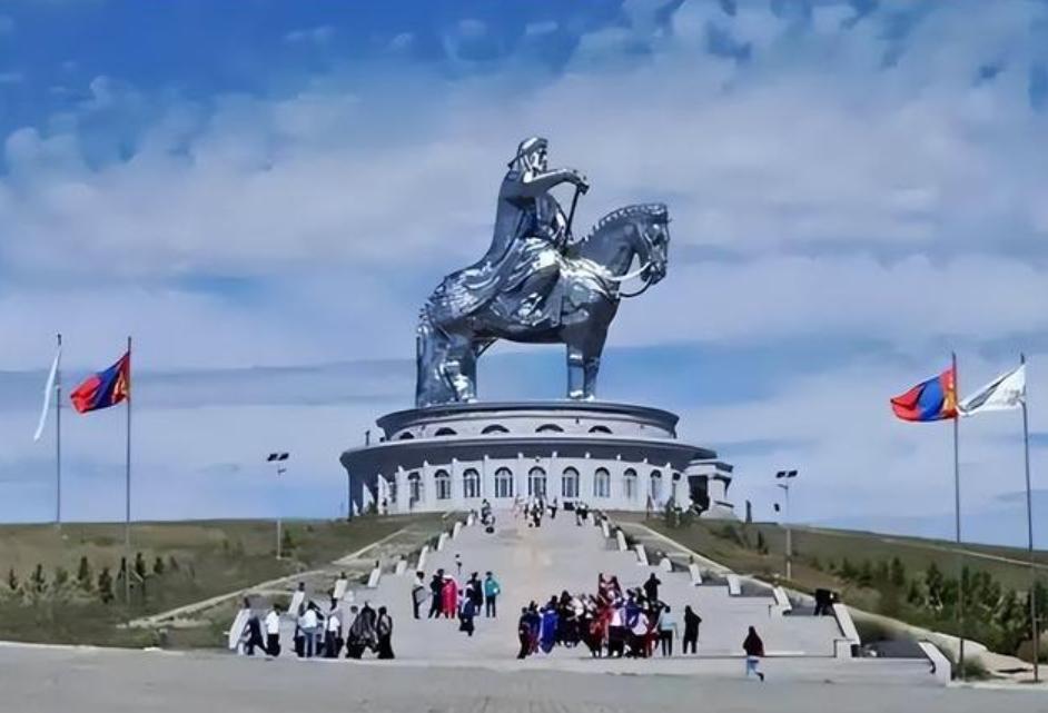 外蒙为何反华？如今宁可饿死也不向东大靠拢？很简单的一个道理，内蒙古的人就比外蒙古