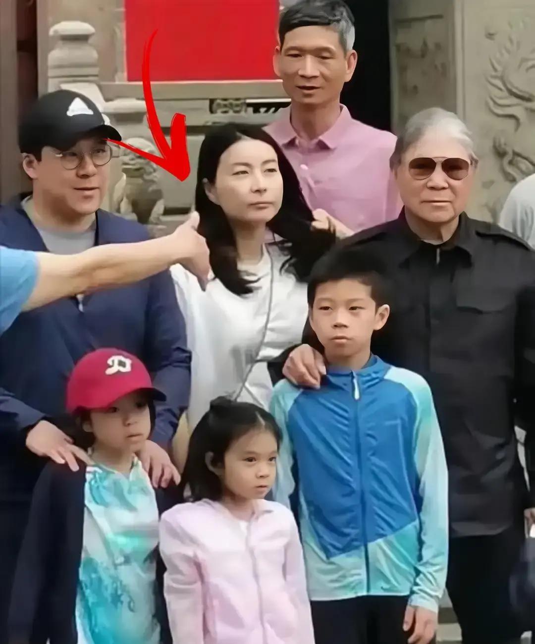 豪门儿媳当众蹲下那一刻，全网炸锅郭晶晶给公公理衣领，动作跟菜市场大妈没两样