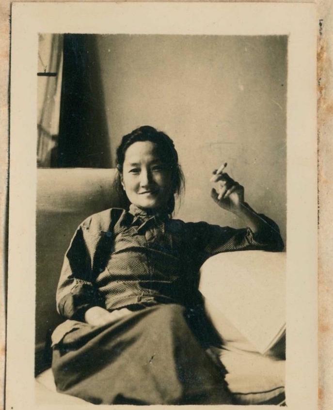 当年，陆小曼穷得揭不开锅，日本人带着1000块大洋送上门。陆小曼故意邋里邋遢，穿