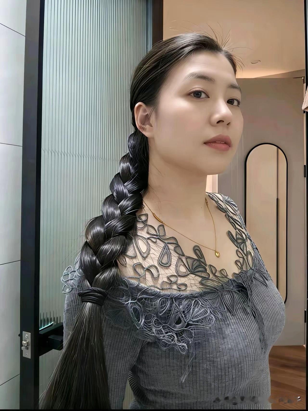 麻花辫真是个永不过时的发型！日常通勤，低马尾麻花辫就很合适。头发中分或侧分，扎个