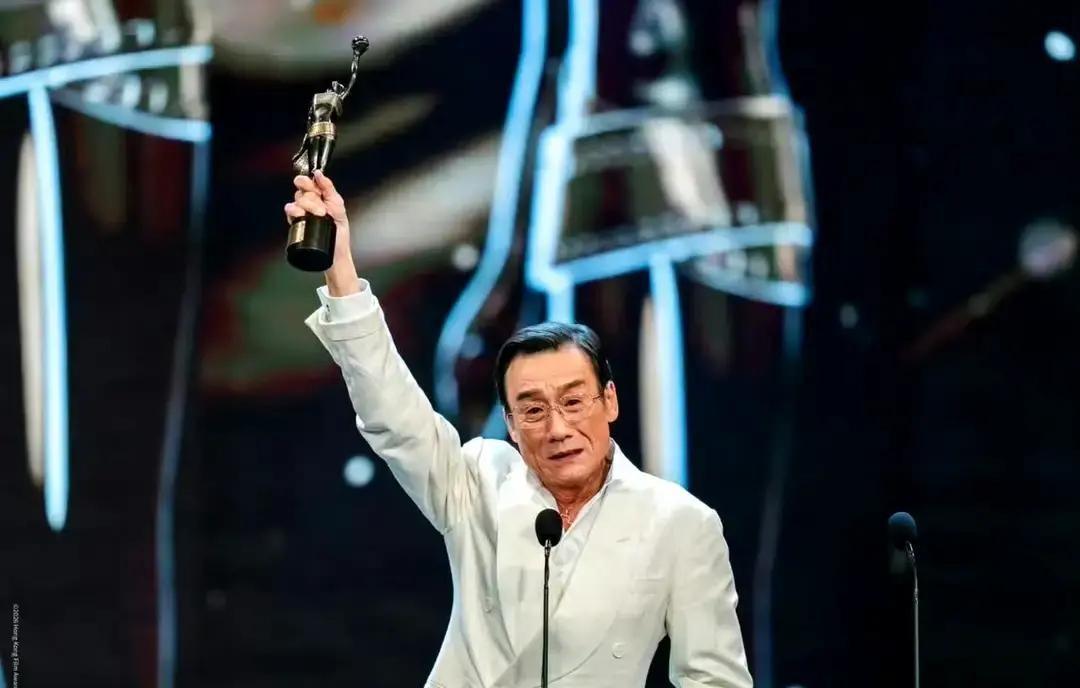 68岁梁家辉再封帝，动作戏仍亲自跳楼第44届金像奖落幕，他拿下第五座影帝奖杯。