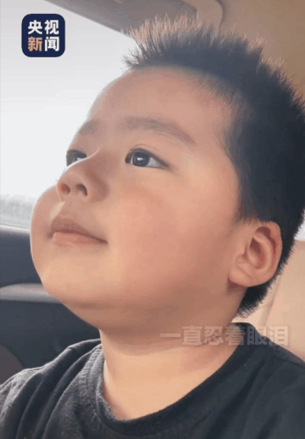 这个男孩火到央视新闻了！”妈妈遗憾假期没能带儿子出去玩，而是带着儿子一起工作，怎