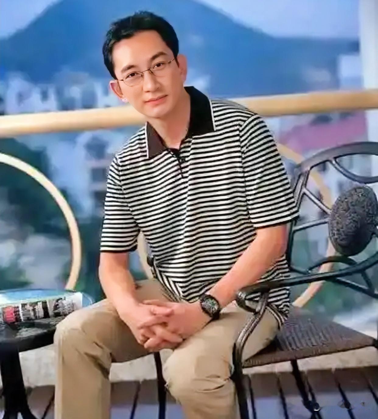 1991年，吴启华在拍摄《玉蒲团》时，工作人员冲他大喊：“启华，大力些去抓叶子楣