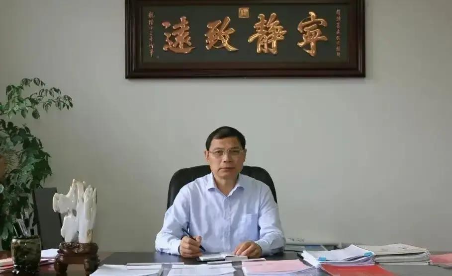 办公室挂着“宁静致远”，退休都4年了，丰城的熊校长还是没能安全着陆从一个普通数