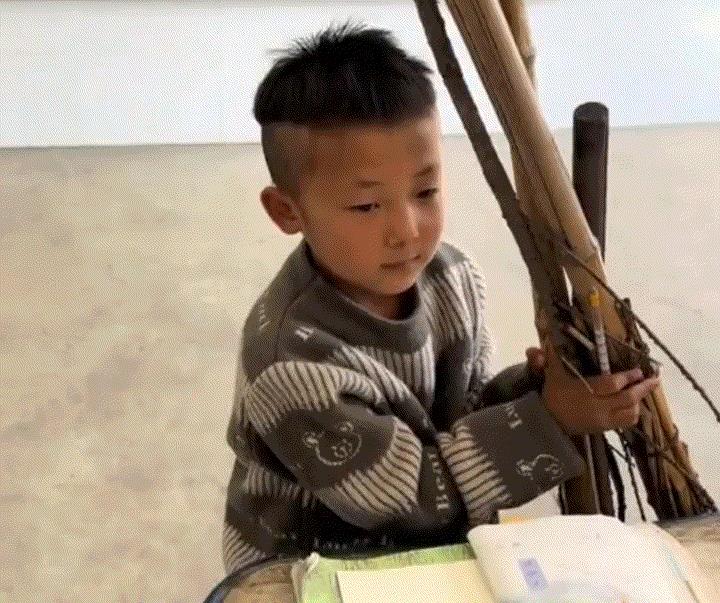 笑不活！甘肃小学生带“巨型烧火棍”上学，老师当场石化：这届家长执行力太顶了！