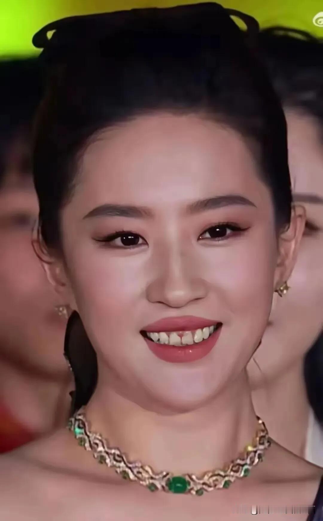 记得她原来多漂亮的，现在老了发福变胖了，就连笑容都不好看了，特别是这大牙花，直接