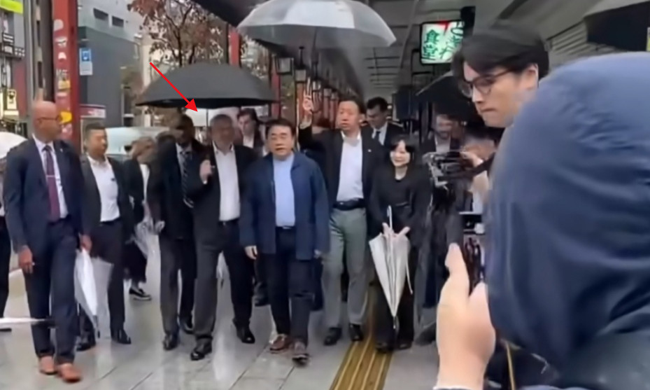 卢特尼克这地位掉的厉害啊,现在都沦落到给日本经济相打伞的地步了。