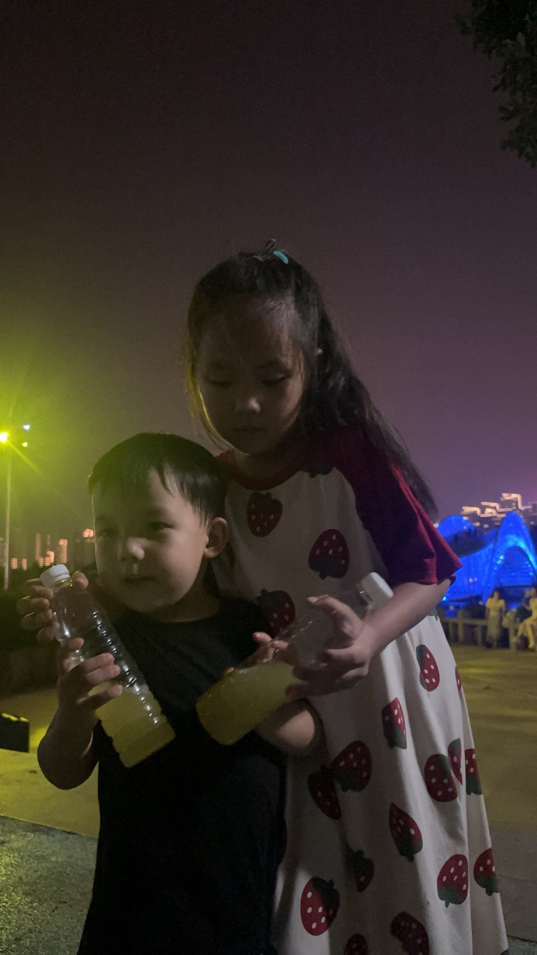快乐很简单，买两瓶甘蔗汁都开心一晚上。两个人都舍不得大口喝，弟弟盯着姐姐杯子里剩