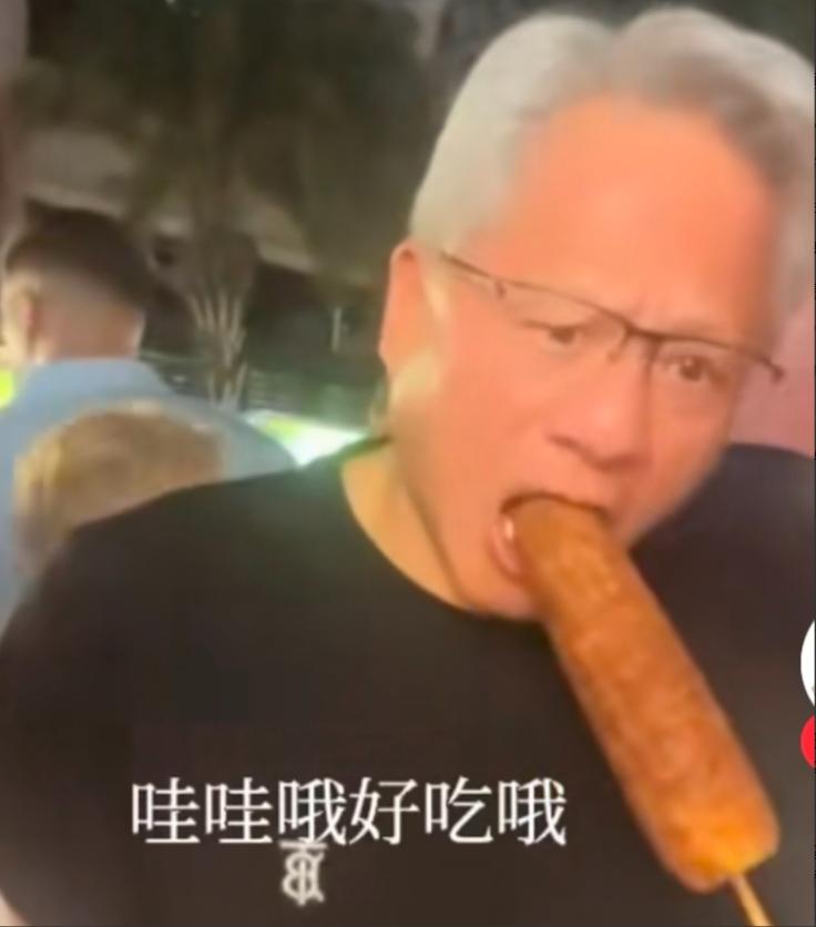 有钱就是任性啊黄仁勋在台湾夜市买烤玉米，因为前面排队的人很多，他居然拿出了一千