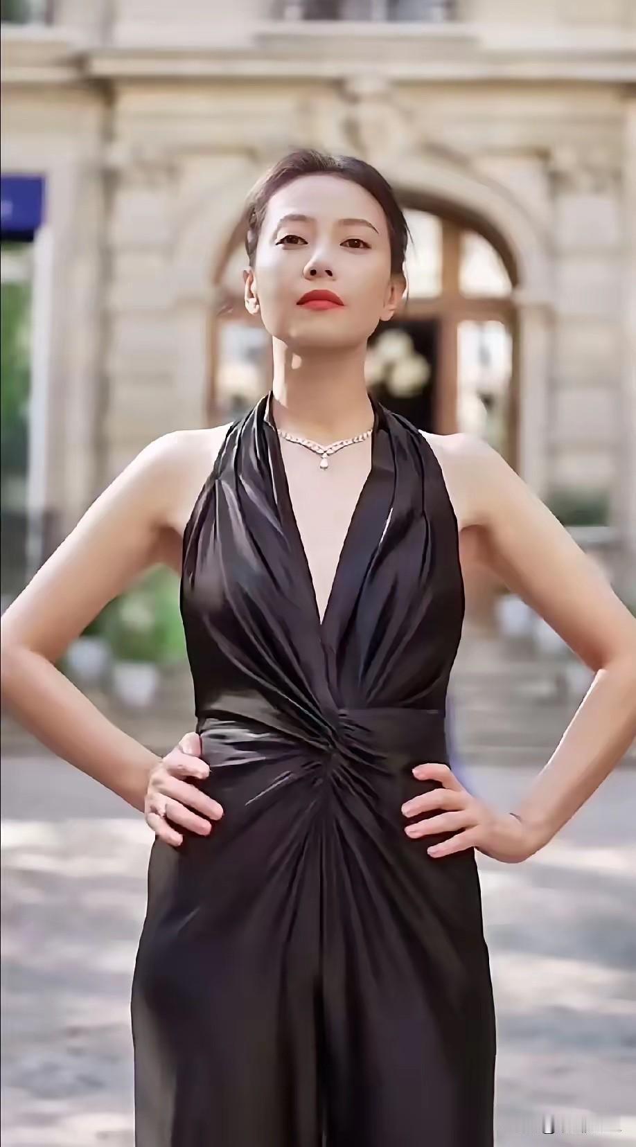 高圆圆就是漂亮！以至于大家常常会忽略她的年龄，从外貌上根本看不出她已46岁。她无