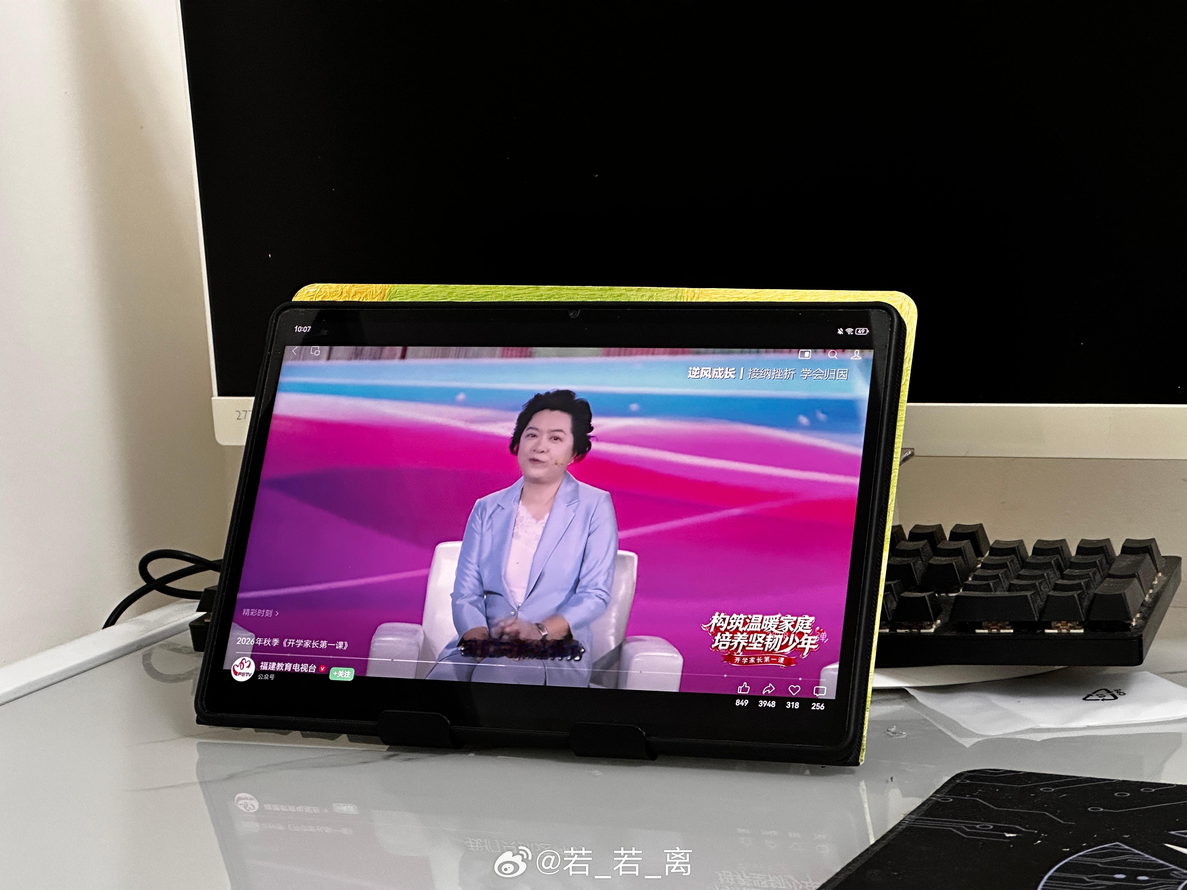 昨天晚上我看娃的牙晃得厉害，就跟他说，妈妈帮你拔了吧，一下子就掉了，不然新牙长出来容易歪。娃一听就说