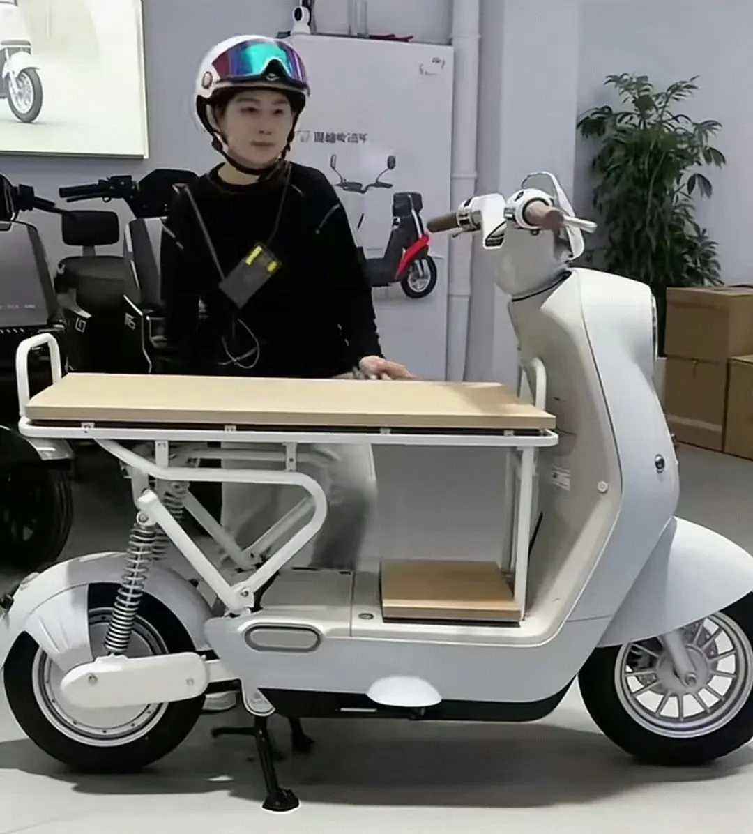 新国标电动车创意改装，上车能坐三个人，下车还能摆摊做生意​