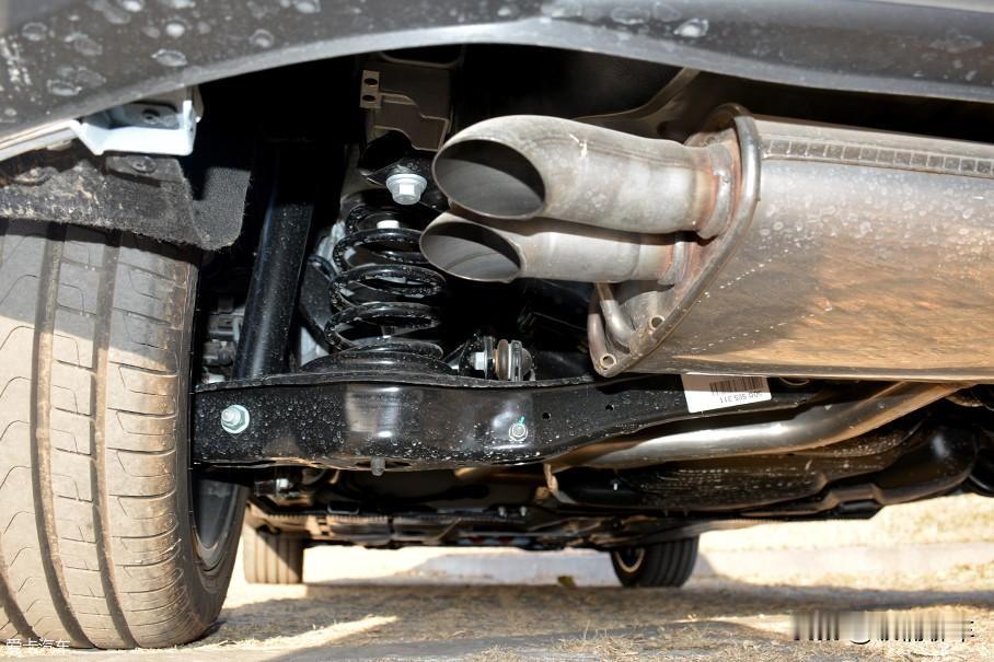 买车宁可买独立悬架的车也别买扭力梁的车。扭力梁的好处是耐用，永远不会吃胎，但是