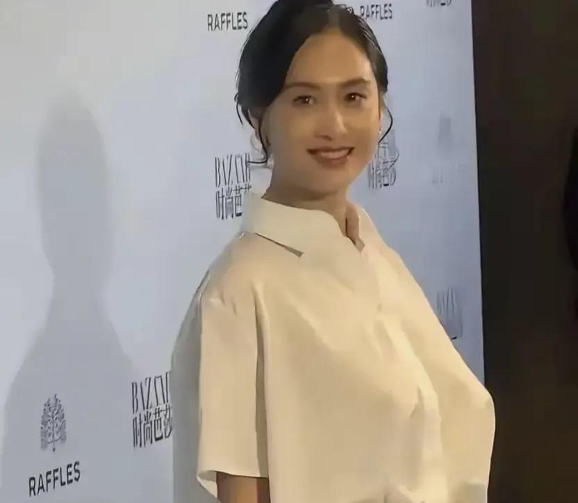 54岁朱茵身材丰满性感，难怪很多人喜欢，这种身材男人无法抗拒看到朱茵最近的照