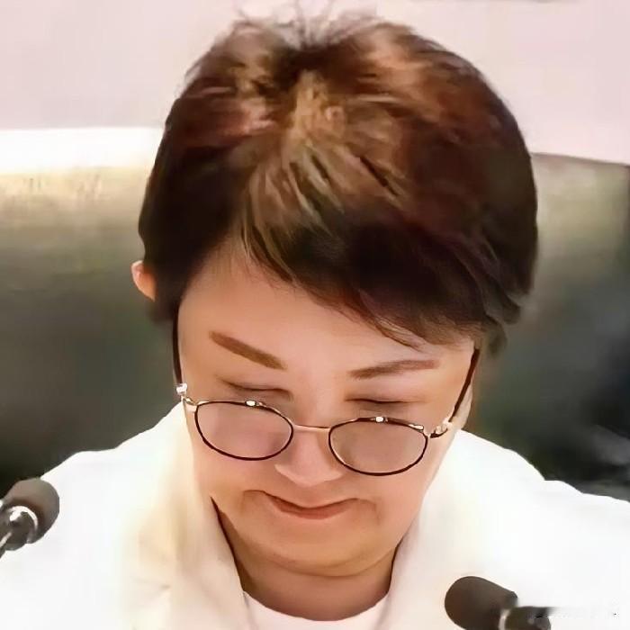卢秀燕“拐”了，临场又“闷起”，看来这回真脱不了“爪爪”……所谓“毒油”事件