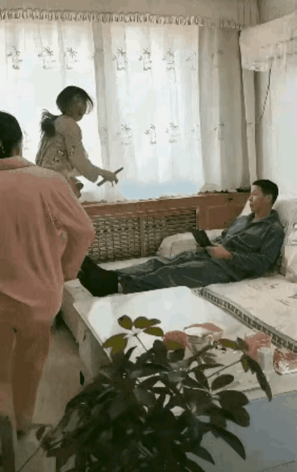 女儿这招“祸水东引”用的不错