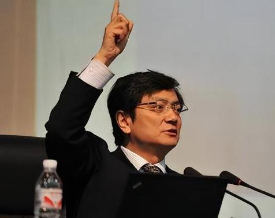 2012年，新上任的贵州大学校长郑强巡视校园后，当即下令砍掉园内所有老树。消息一