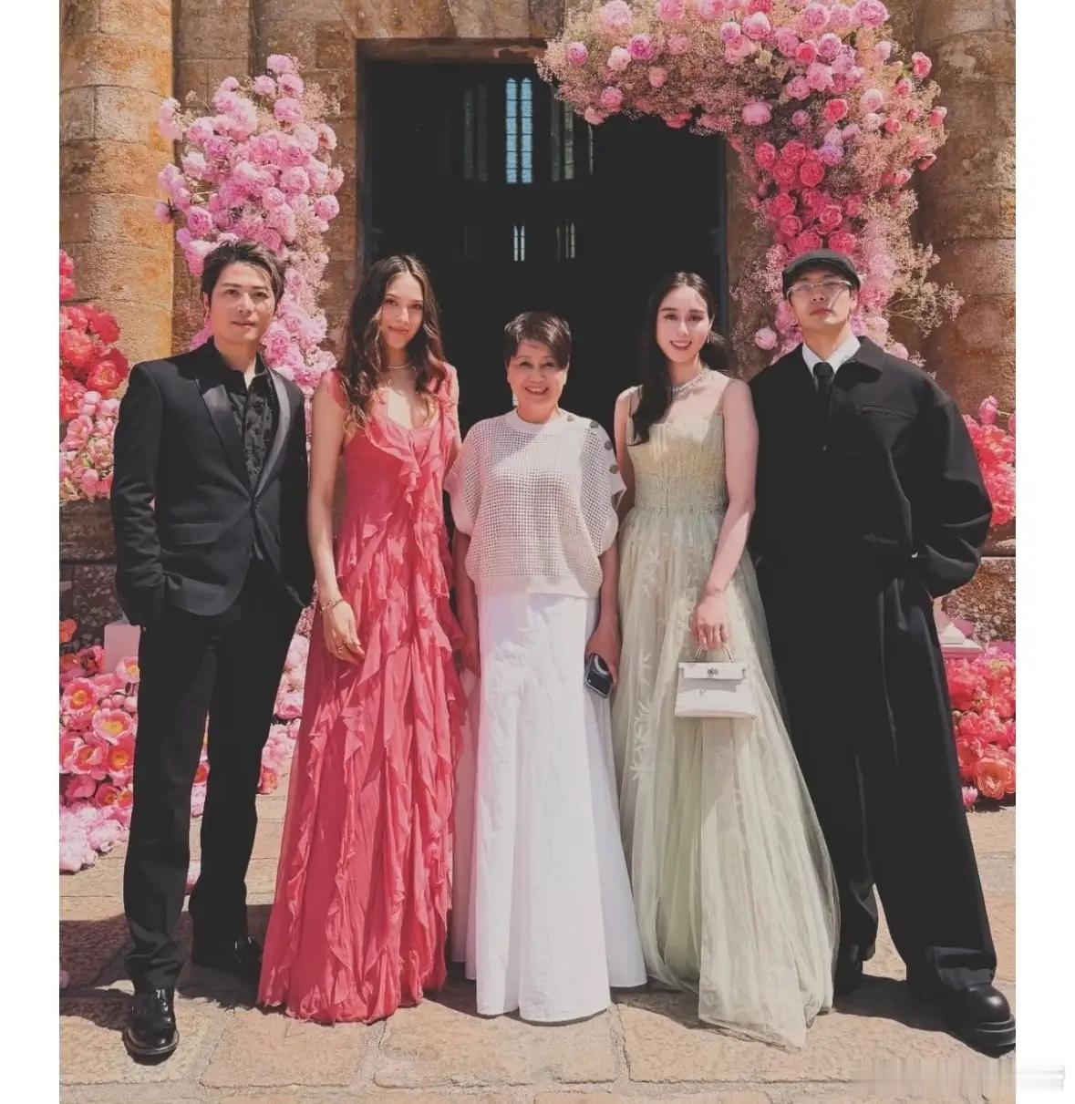 王嘉尔分享奚梦瑶何猷君婚礼照片！和谷爱凌陈学冬同框，四太好年轻啊！