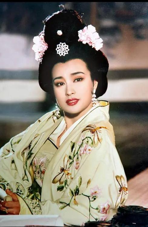 1985年，35岁的当红影星刘晓庆，和71岁的国民党特务头子沈醉第一次见面，沈醉