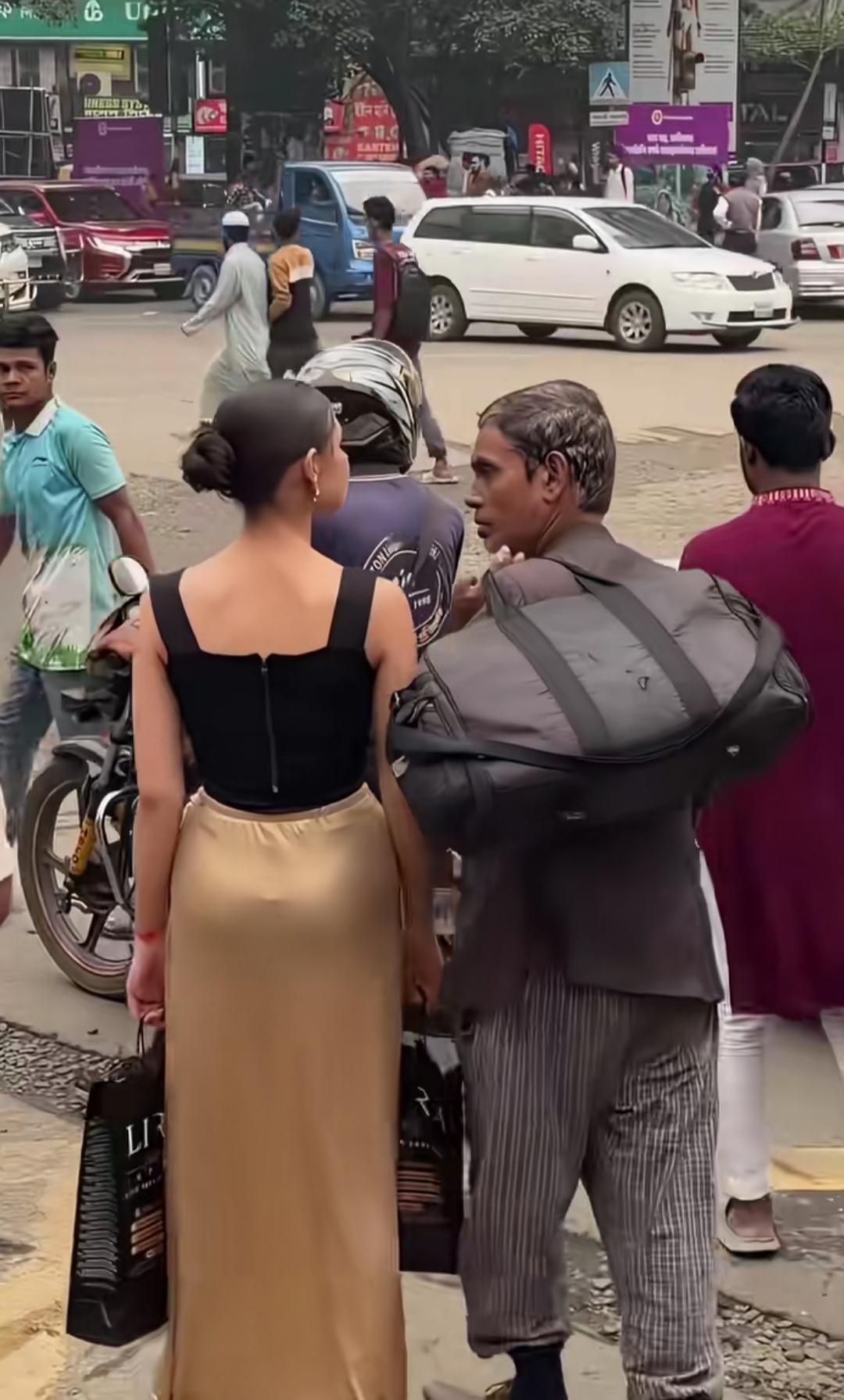 在新一期的印度街头测试中，一名身穿长裙的美女刚一露面，就被身后一个拎包老汉触碰一