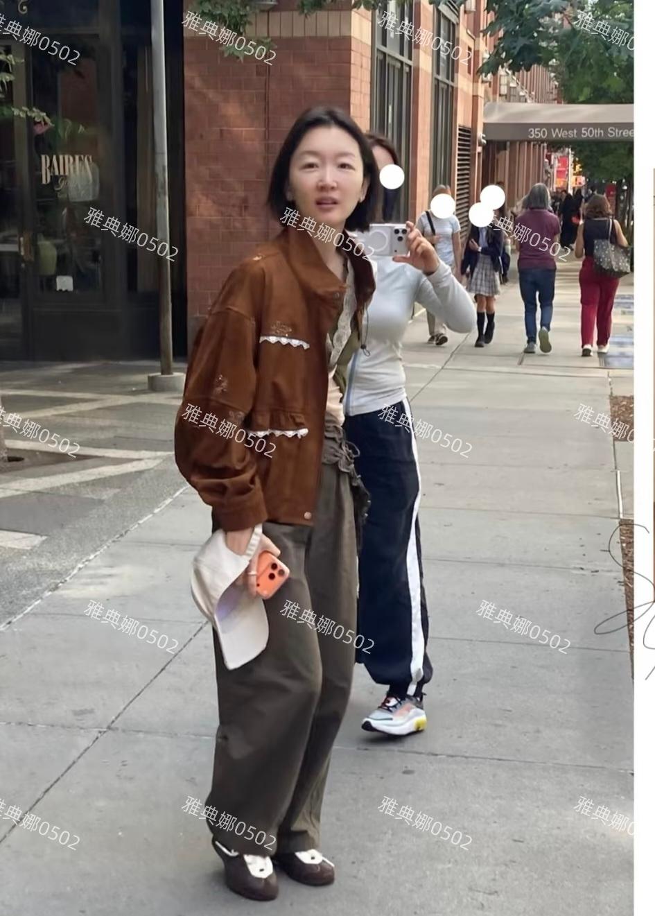 纽约街头偶遇周冬雨，她虽然不是浓眉大眼的美女，但皮肤超级的好，像剥了壳的鸡蛋一样